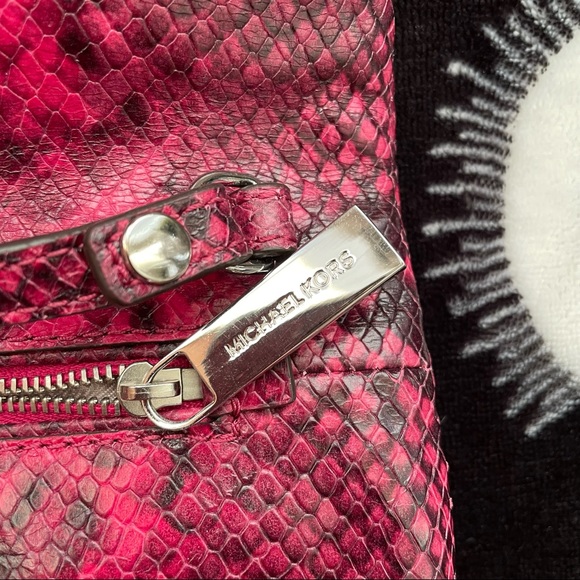 Mk Daria Foldover Clutch W/Strap In Fuschia/Pink Leather Shoulder Bag - Picture 9 of 10